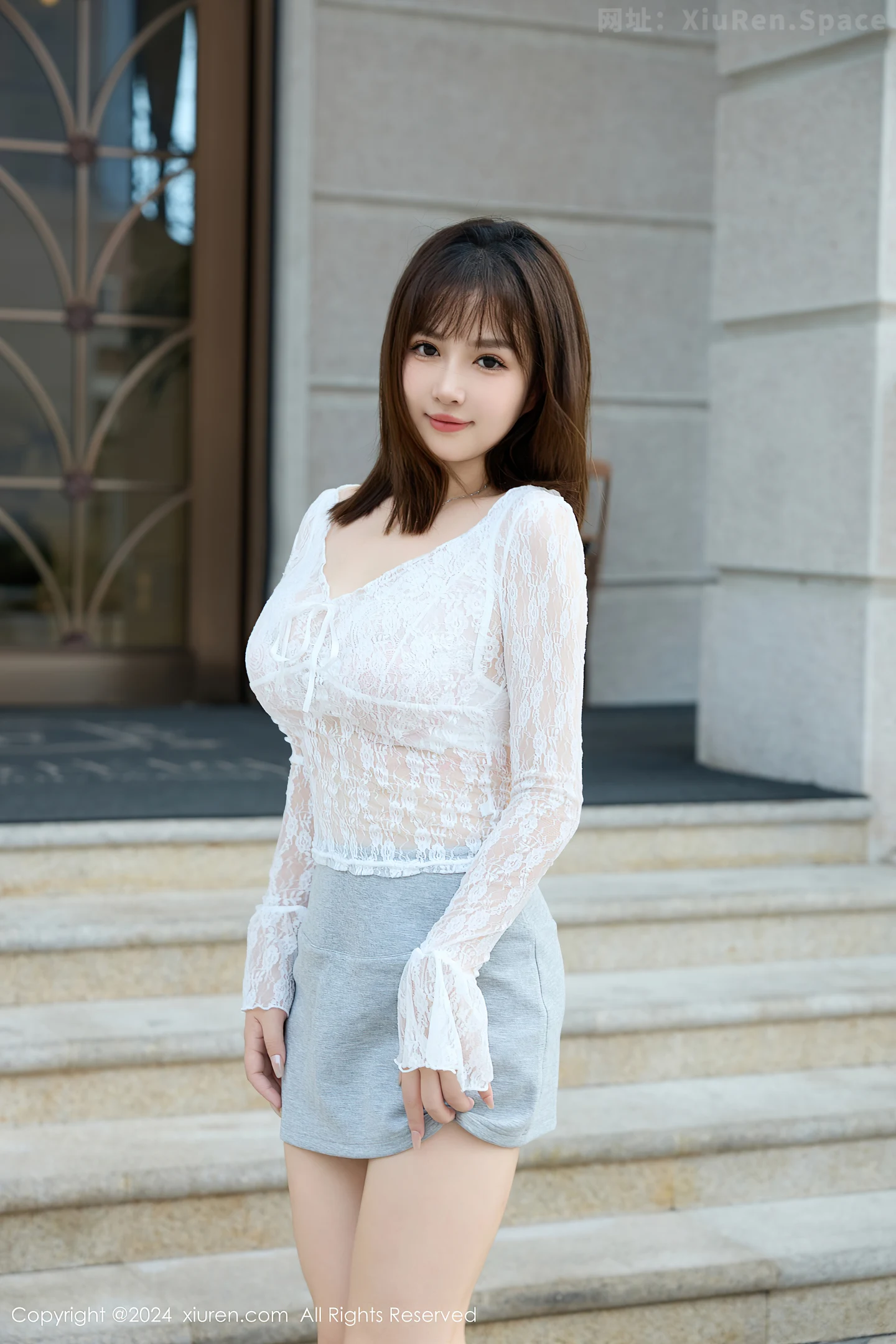 图片[4]-[XiuRen秀人网] VOL.9294 模特养乐多Doll性感白色蕾丝服饰配灰色短裙秀丰腴身材诱惑写真50P-秀人网官方网站